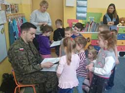 Wizyta żołnierza w przedszkolu